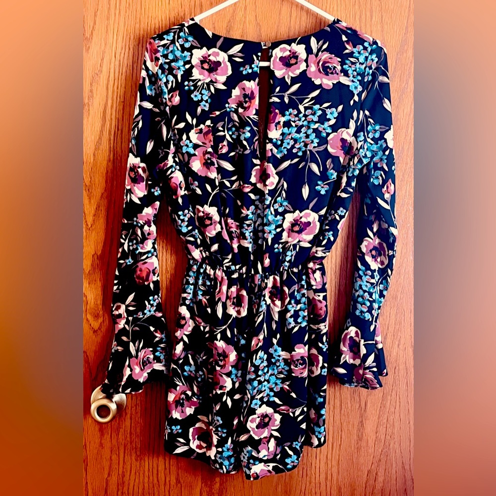 Everly brand jumper. Silk/satin/poly long sleeves that bell at hands shorts